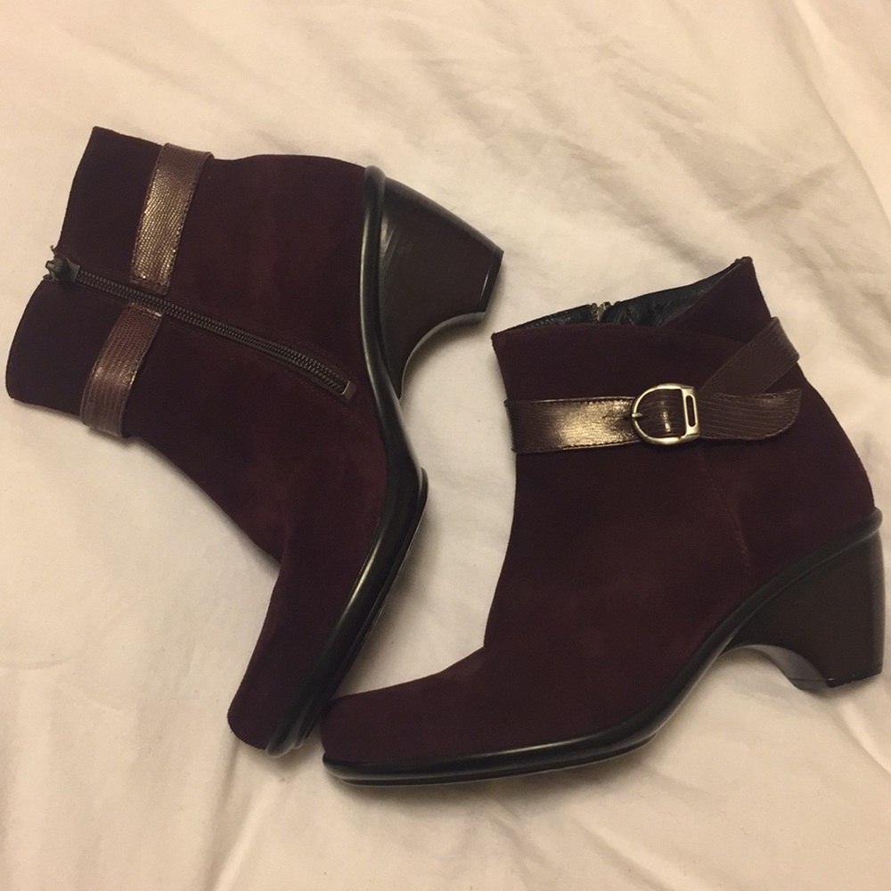 NWOT Dansko Suede Booties